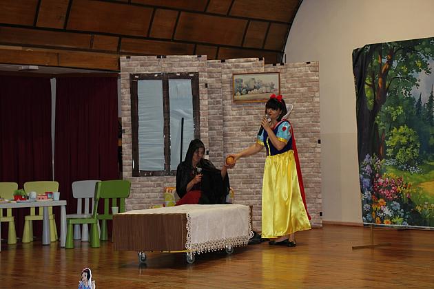 Magiczny Dzień Dziecka w Przedszkolu Nr 2. Rodzice na scenie jako bajkowi bohaterowie! 