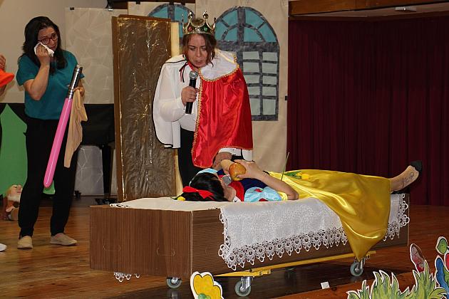 Magiczny Dzień Dziecka w Przedszkolu Nr 2. Rodzice na scenie jako bajkowi bohaterowie! 