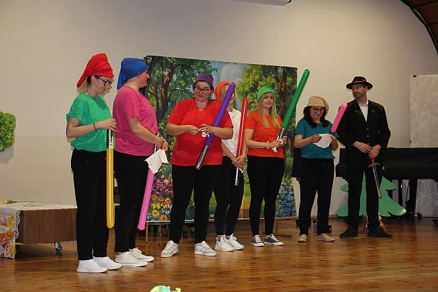 Magiczny Dzień Dziecka w Przedszkolu Nr 2. Rodzice na scenie jako bajkowi bohaterowie! 