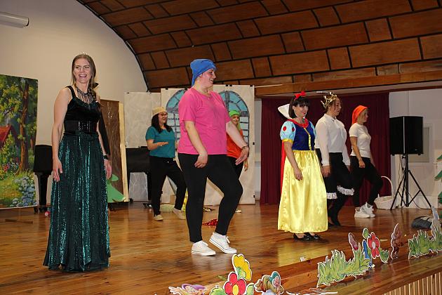 Magiczny Dzień Dziecka w Przedszkolu Nr 2. Rodzice na scenie jako bajkowi bohaterowie! 