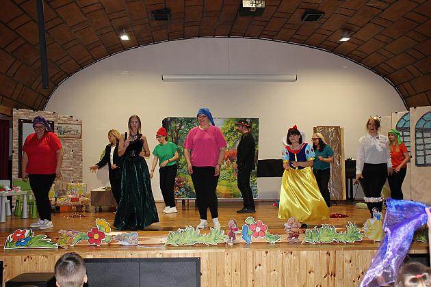 Magiczny Dzień Dziecka w Przedszkolu Nr 2. Rodzice na scenie jako bajkowi bohaterowie! 