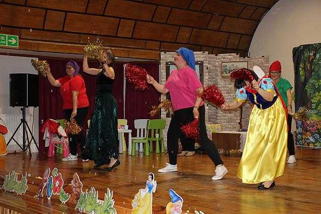 Magiczny Dzień Dziecka w Przedszkolu Nr 2. Rodzice na scenie jako bajkowi bohaterowie! 