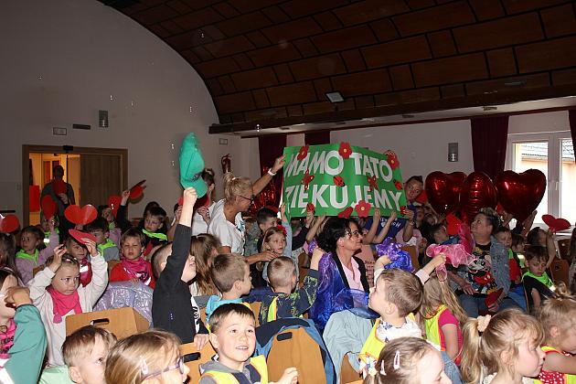 Magiczny Dzień Dziecka w Przedszkolu Nr 2. Rodzice na scenie jako bajkowi bohaterowie! 