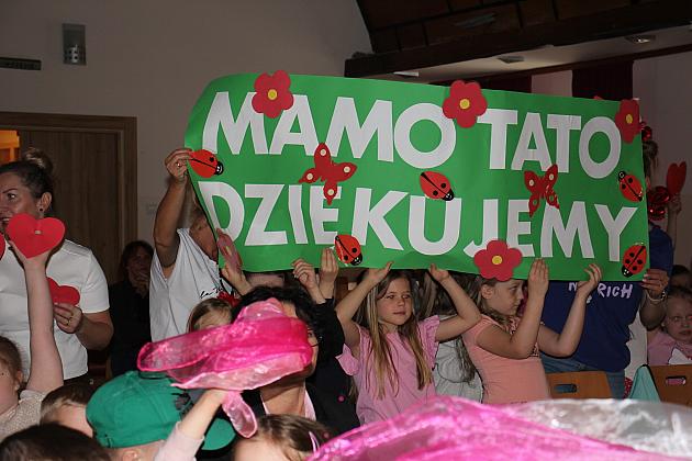 Magiczny Dzień Dziecka w Przedszkolu Nr 2. Rodzice na scenie jako bajkowi bohaterowie! 