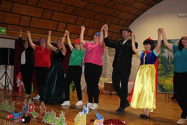 Magiczny Dzień Dziecka w Przedszkolu Nr 2. Rodzice na scenie jako bajkowi bohaterowie! 