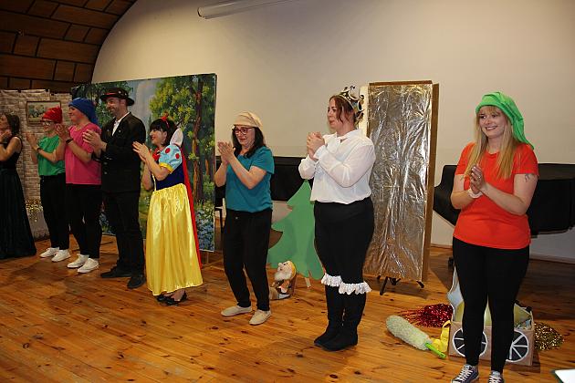 Magiczny Dzień Dziecka w Przedszkolu Nr 2. Rodzice na scenie jako bajkowi bohaterowie! 