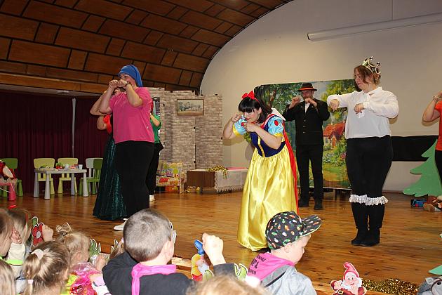 Magiczny Dzień Dziecka w Przedszkolu Nr 2. Rodzice na scenie jako bajkowi bohaterowie! 