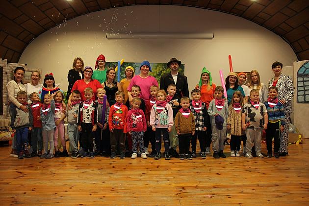 Magiczny Dzień Dziecka w Przedszkolu Nr 2. Rodzice na scenie jako bajkowi bohaterowie! 