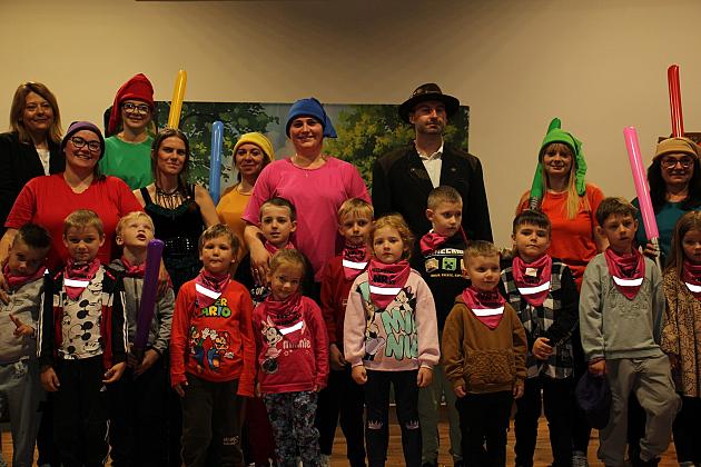 Magiczny Dzień Dziecka w Przedszkolu Nr 2. Rodzice na scenie jako bajkowi bohaterowie! 