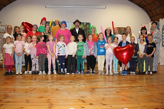 Magiczny Dzień Dziecka w Przedszkolu Nr 2. Rodzice na scenie jako bajkowi bohaterowie! 