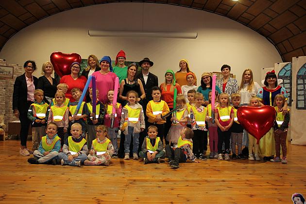 Magiczny Dzień Dziecka w Przedszkolu Nr 2. Rodzice na scenie jako bajkowi bohaterowie! 