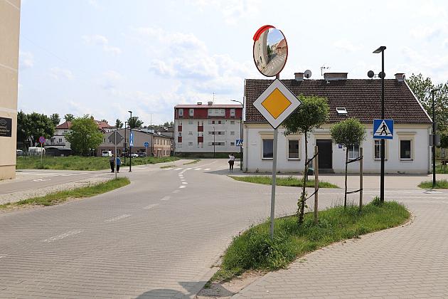 Nowe lustra drogowe w Lęborku – więcej bezpieczeństwa na trudnych skrzyżowaniach!