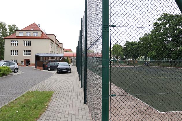 Bezpieczniej na boisku – nowy piłkochwyt przy SP nr 1