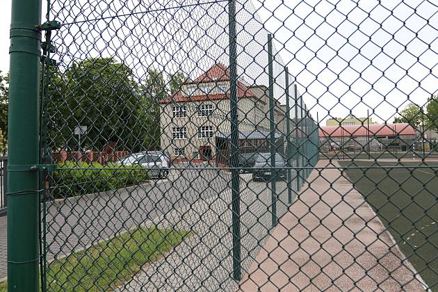 Bezpieczniej na boisku – nowy piłkochwyt przy SP nr 1