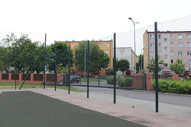 Bezpieczniej na boisku – nowy piłkochwyt przy SP nr 1