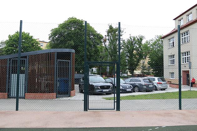 Bezpieczniej na boisku – nowy piłkochwyt przy SP nr 1