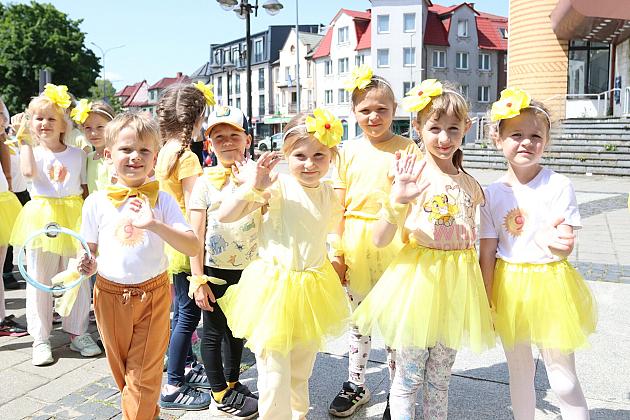 Barwna parada rozkręciła piąty Festiwal Uliczny w Lęborku. Szykujcie się na weekend pełen atrakcji!