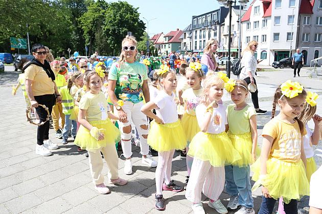 Barwna parada rozkręciła piąty Festiwal Uliczny w Lęborku. Szykujcie się na weekend pełen atrakcji!