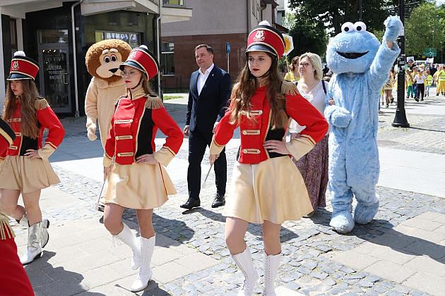 Barwna parada rozkręciła piąty Festiwal Uliczny w Lęborku. Szykujcie się na weekend pełen atrakcji!