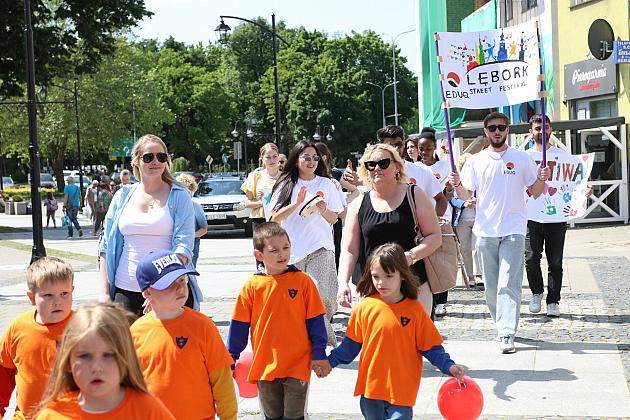 Barwna parada rozkręciła piąty Festiwal Uliczny w Lęborku. Szykujcie się na weekend pełen atrakcji!