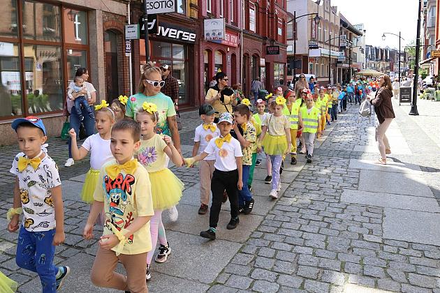 Barwna parada rozkręciła piąty Festiwal Uliczny w Lęborku. Szykujcie się na weekend pełen atrakcji!