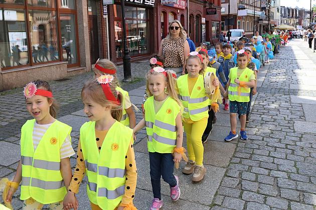 Barwna parada rozkręciła piąty Festiwal Uliczny w Lęborku. Szykujcie się na weekend pełen atrakcji!