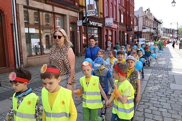 Barwna parada rozkręciła piąty Festiwal Uliczny w Lęborku. Szykujcie się na weekend pełen atrakcji!