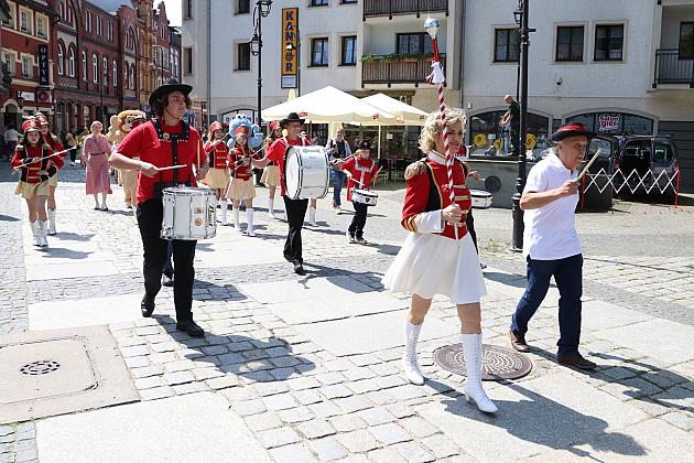 Barwna parada rozkręciła piąty Festiwal Uliczny w Lęborku. Szykujcie się na weekend pełen atrakcji!