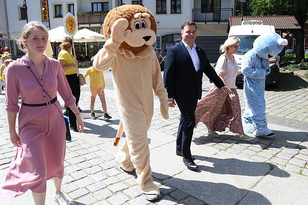 Barwna parada rozkręciła piąty Festiwal Uliczny w Lęborku. Szykujcie się na weekend pełen atrakcji!