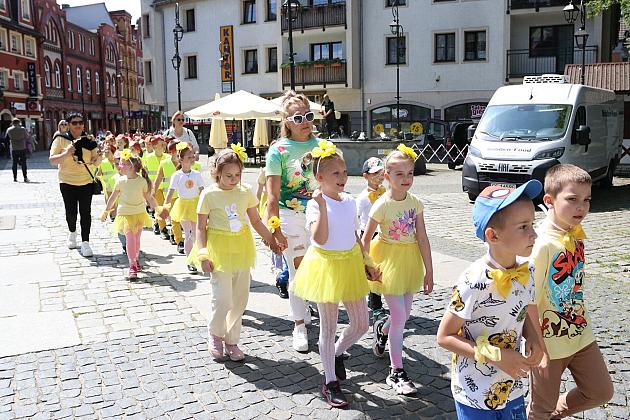 Barwna parada rozkręciła piąty Festiwal Uliczny w Lęborku. Szykujcie się na weekend pełen atrakcji!