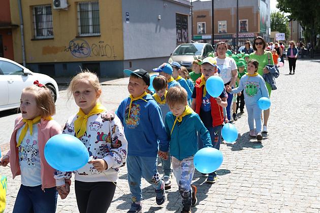 Barwna parada rozkręciła piąty Festiwal Uliczny w Lęborku. Szykujcie się na weekend pełen atrakcji!