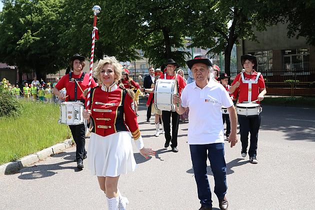 Barwna parada rozkręciła piąty Festiwal Uliczny w Lęborku. Szykujcie się na weekend pełen atrakcji!