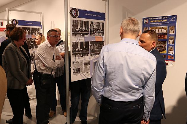 Historia Pogoni Lębork na otwartej w Wieży Ciśnień wystawie z okazji 80-lecia klubu