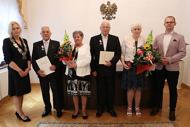 Złote Gody w lęborskim ratuszu – uhonorowanie małżeństw z ponad półwiecznym stażem