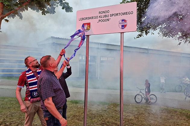 Symboliczne odsłonięcie tablicy „Rondo Lęborskiego Klubu Sportowego POGOŃ”