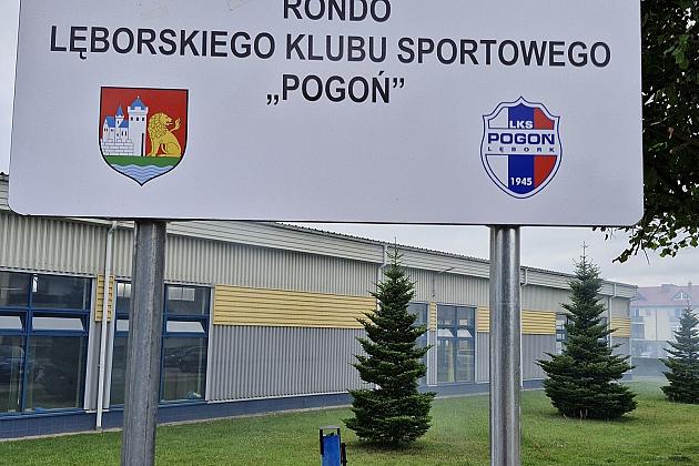 Symboliczne odsłonięcie tablicy „Rondo Lęborskiego Klubu Sportowego POGOŃ”