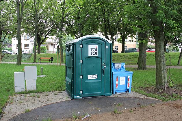 W parku Kaczyńskich stanęła toaleta dostosowana dla osób z niepełnosprawnością