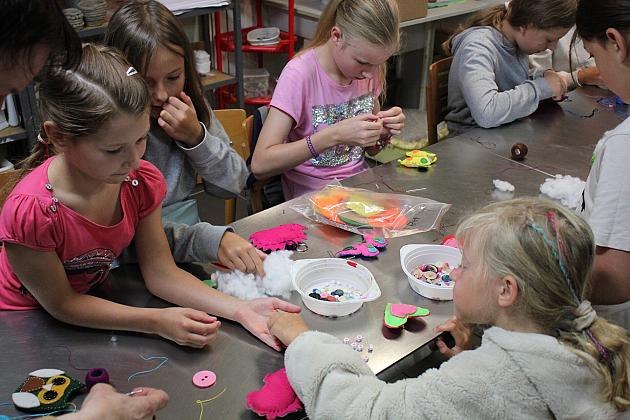 Dzieci stworzyły piękne breloki i broszki w Muzeum