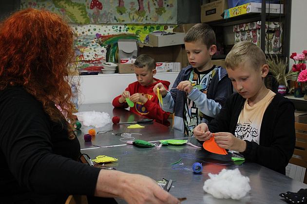 Dzieci stworzyły piękne breloki i broszki w Muzeum