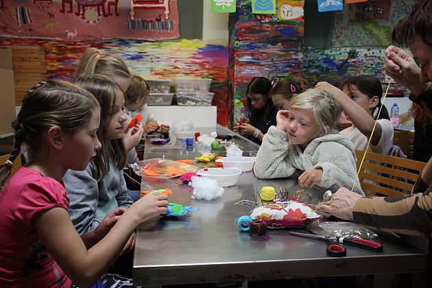 Dzieci stworzyły piękne breloki i broszki w Muzeum