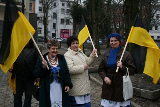 Czarno-żółte flagi w Dzień Jedności Kaszubów