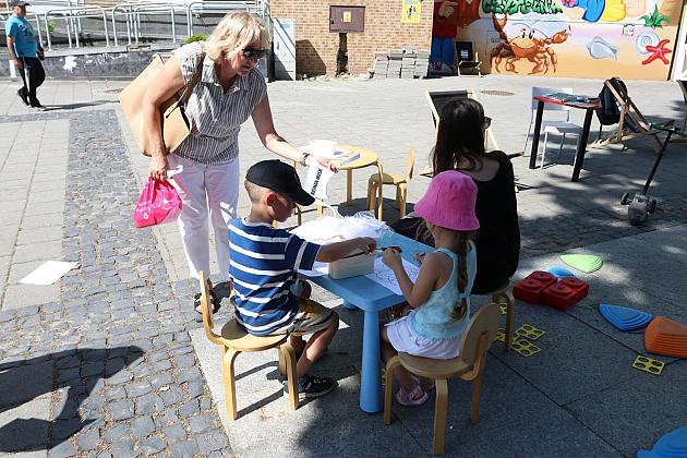 Bajkowa czytelnia pod chmurką