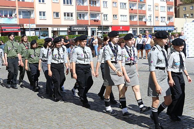 Z okazji jubileuszu lęborscy harcerze z nowym sztandarem