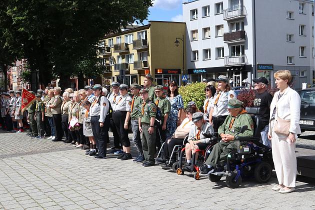 Z okazji jubileuszu lęborscy harcerze z nowym sztandarem