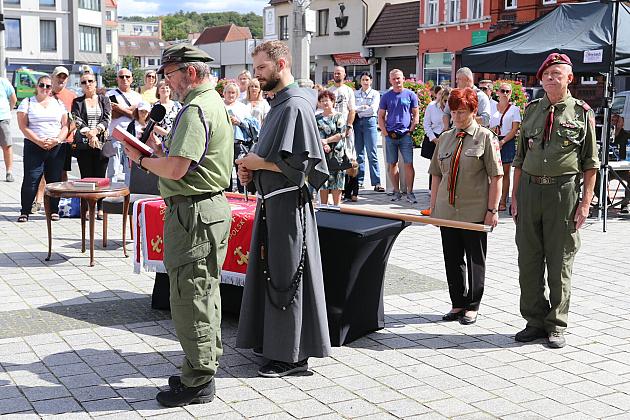 Z okazji jubileuszu lęborscy harcerze z nowym sztandarem