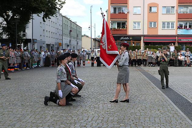 Z okazji jubileuszu lęborscy harcerze z nowym sztandarem