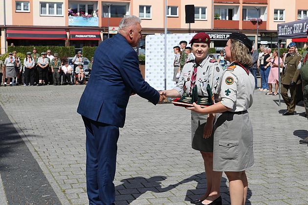 Z okazji jubileuszu lęborscy harcerze z nowym sztandarem