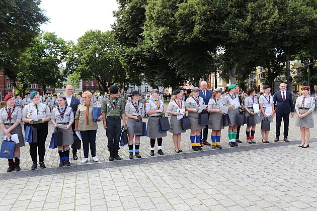 Z okazji jubileuszu lęborscy harcerze z nowym sztandarem