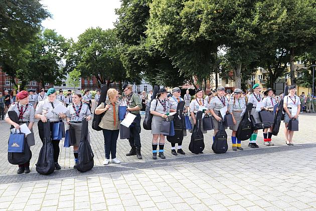 Z okazji jubileuszu lęborscy harcerze z nowym sztandarem