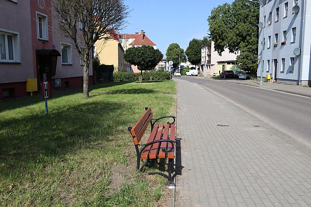 Nowe ławki w Lęborku – wygodniej na spacerze i w drodze po zakupy